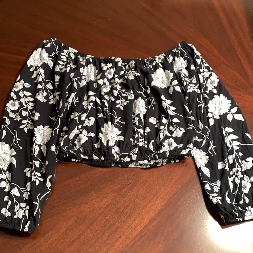 Off shoulder balloon sleeve floral crop top